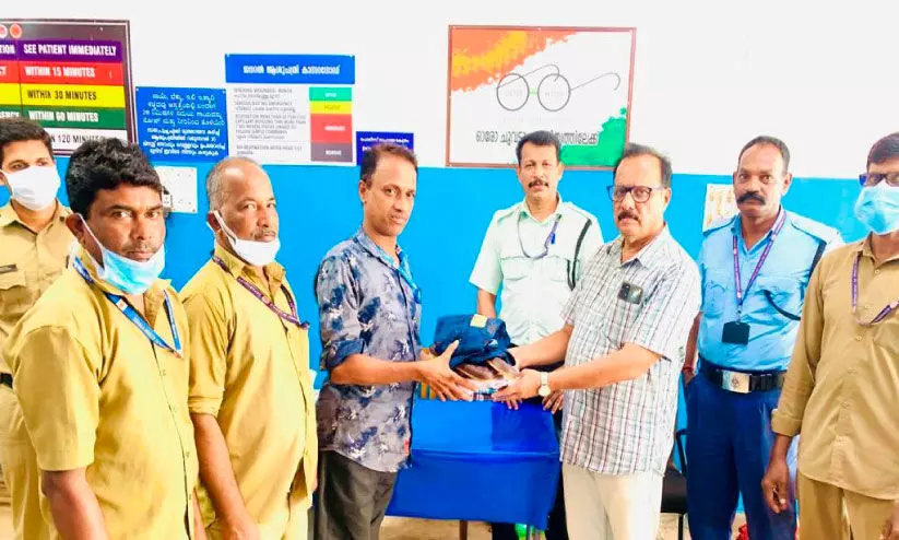 കൂട്ടിന് ആരുമില്ലാത്ത രോഗിക്ക് പെരുന്നാൾ സമ്മാനവുമായി ആശുപത്രി ജീവനക്കാർ