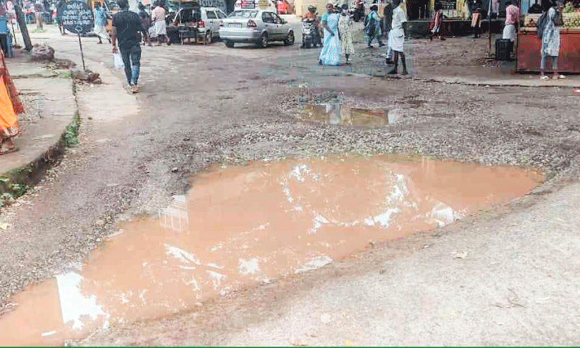 റോഡ് തകർന്നു; നടപടി വൈകുന്നു റോഡ് തകർന്നു; നടപടി വൈകുന്നു