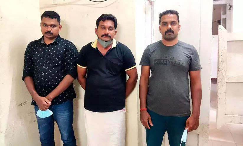 വ്യാപാരിയെ തട്ടിക്കൊണ്ടുപോകാൻ ശ്രമിച്ച രണ്ട്​ പൊലീസുകാരും ഡ്രൈവറും അറസ്റ്റിൽ