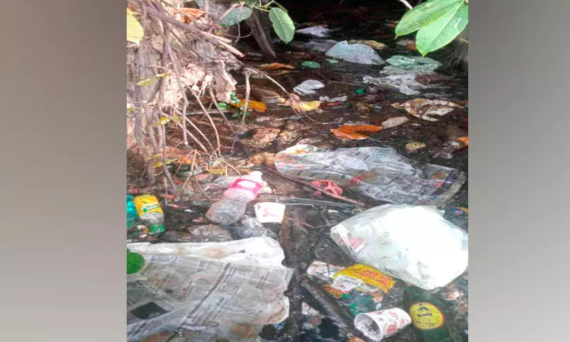 ഓടയിൽ മാലിന്യം അടിഞ്ഞ്​ ദുർഗന്ധം