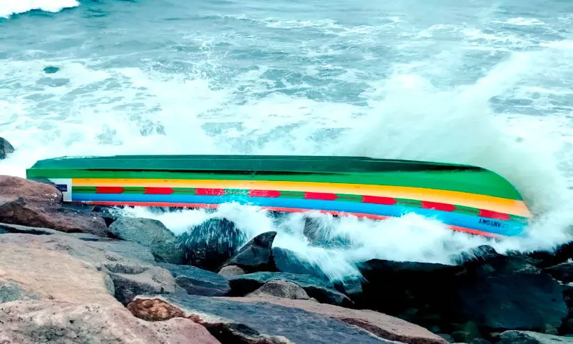 മുതലപ്പൊഴിയിൽ ബോട്ട് മറിഞ്ഞു; മത്സ്യത്തൊഴിലാളികൾ രക്ഷപെട്ടു മുതലപ്പൊഴിയിൽ ബോട്ട് മറിഞ്ഞു; മത്സ്യത്തൊഴിലാളികൾ രക്ഷപെട്ടു