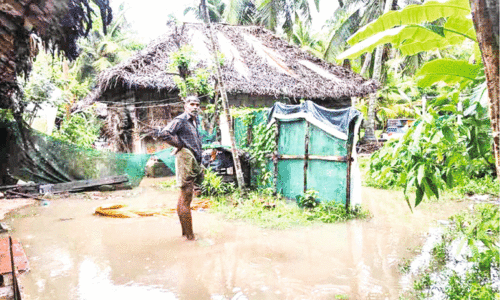വെ​ള്ള​ക്കെ​ട്ട് ര​ണ്ട് കു​ടും​ബ​ങ്ങ​ൾ വീ​ടൊ​ഴി​ഞ്ഞു
