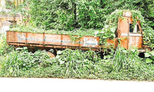 പൊ​ലീ​സ് പി​ടി​കൂ​ടി​യ വാ​ഹ​ന​ങ്ങ​ൾ തു​രു​മ്പെ​ടു​ത്ത് ന​ശി​ക്കു​ന്നു