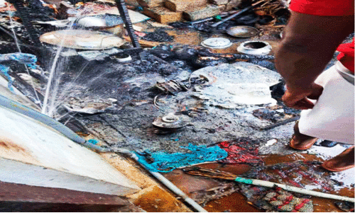 ഗ്യാ​സ് ചോ​ർ​ന്ന്​ തീ​പി​ടി​ച്ച് അ​ടു​ക്ക​ള​യും ചാ​ർ​ത്തും ത​ക​ർ​ന്നു