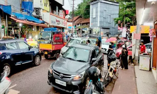 പ്ര​ധാ​ന പാതയിൽ പാ​ർ​ക്കി​ങ്;  ചക്കരക്കല്ല് ടൗണിൽ ഗതാഗതക്കുരുക്ക് പതിവ്