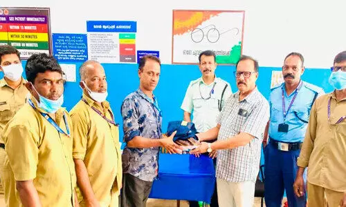 കൂട്ടിന് ആരുമില്ലാത്ത രോഗിക്ക് പെരുന്നാൾ സമ്മാനവുമായി ആശുപത്രി ജീവനക്കാർ