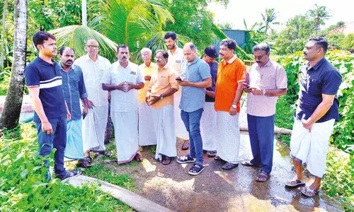 വെ​ള്ള​ക്കെ​ട്ടി​ന് പ​രി​ഹാ​ര​മാ​യി​ല്ല; ക​യ്‌​പ​മം​ഗ​ലം പഞ്ചാ​യ​ത്ത് അം​ഗ​ങ്ങ​ൾ ദേ​ശീ​യ​പാ​ത നി​ർ​മാ​ണം ത​ട​ഞ്ഞു