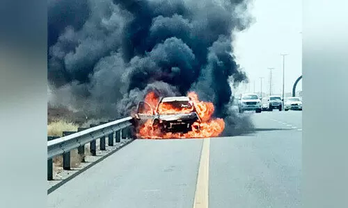 ഒമാനിലേക്കുപോയ മലയാളികളുടെ കാർ കത്തിനശിച്ചു
