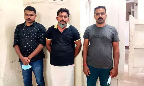 വ്യാപാരിയെ തട്ടിക്കൊണ്ടുപോകാൻ ശ്രമിച്ച രണ്ട്​ പൊലീസുകാരും ഡ്രൈവറും അറസ്റ്റിൽ