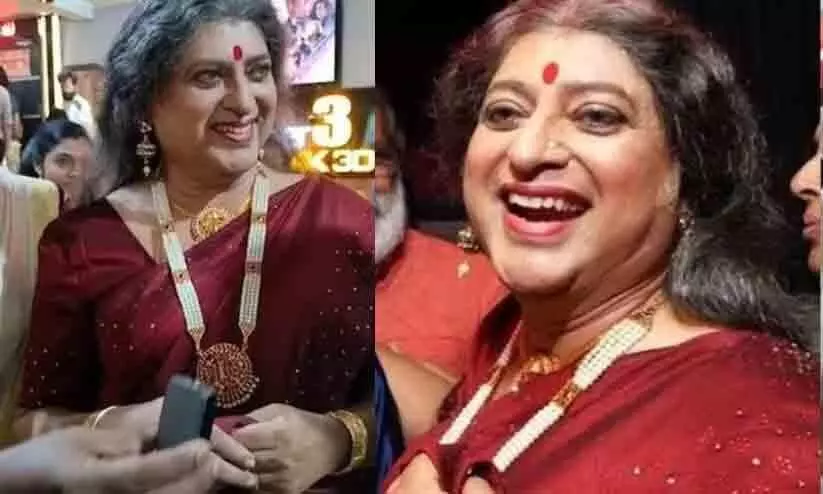 തിയറ്ററിൽ സാരിയുടുത്തെത്തി ഞെട്ടിച്ച് സംവിധായകൻ!