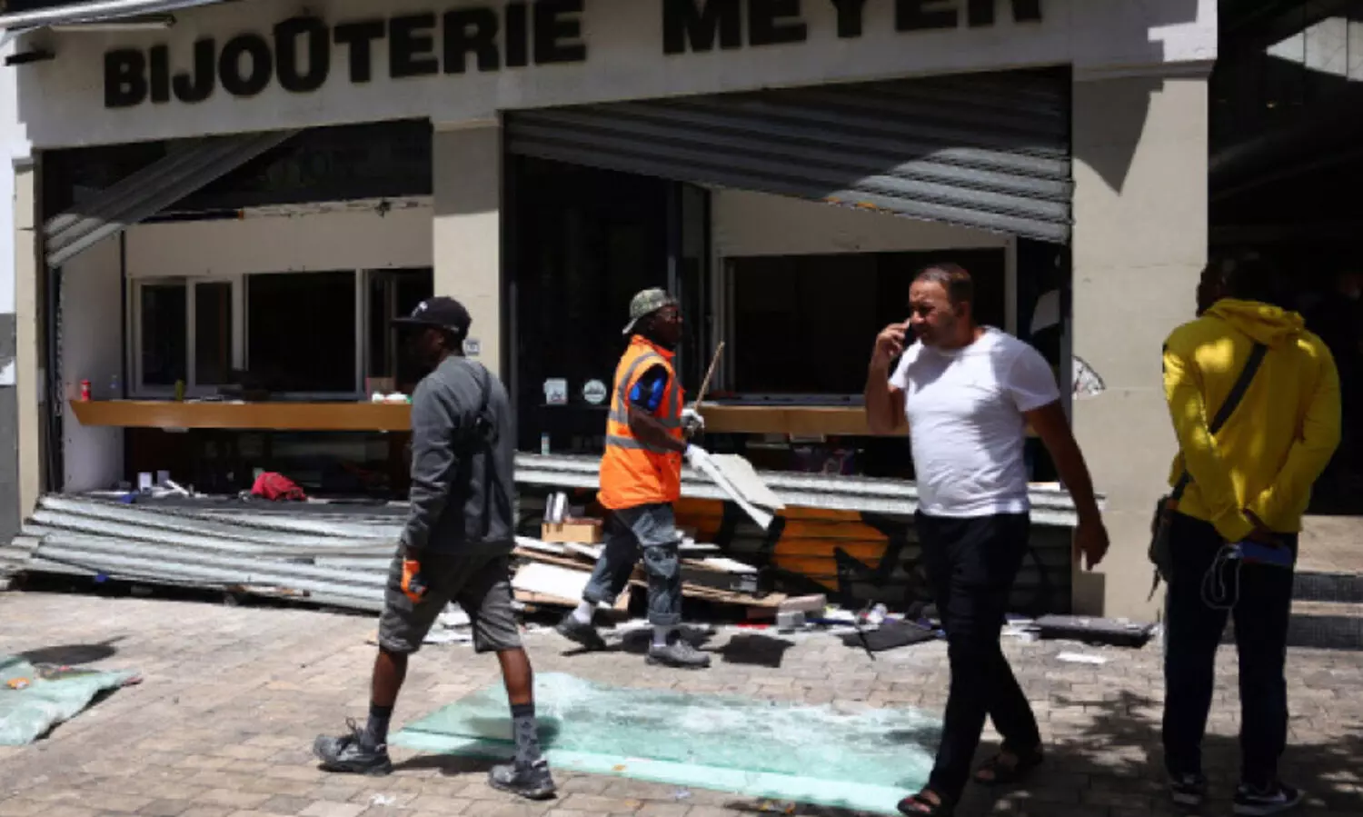 പ്ര​തി​ഷേ​ധ​ത്തീ​യി​ൽ ഫ്രാ​ൻ​സ്