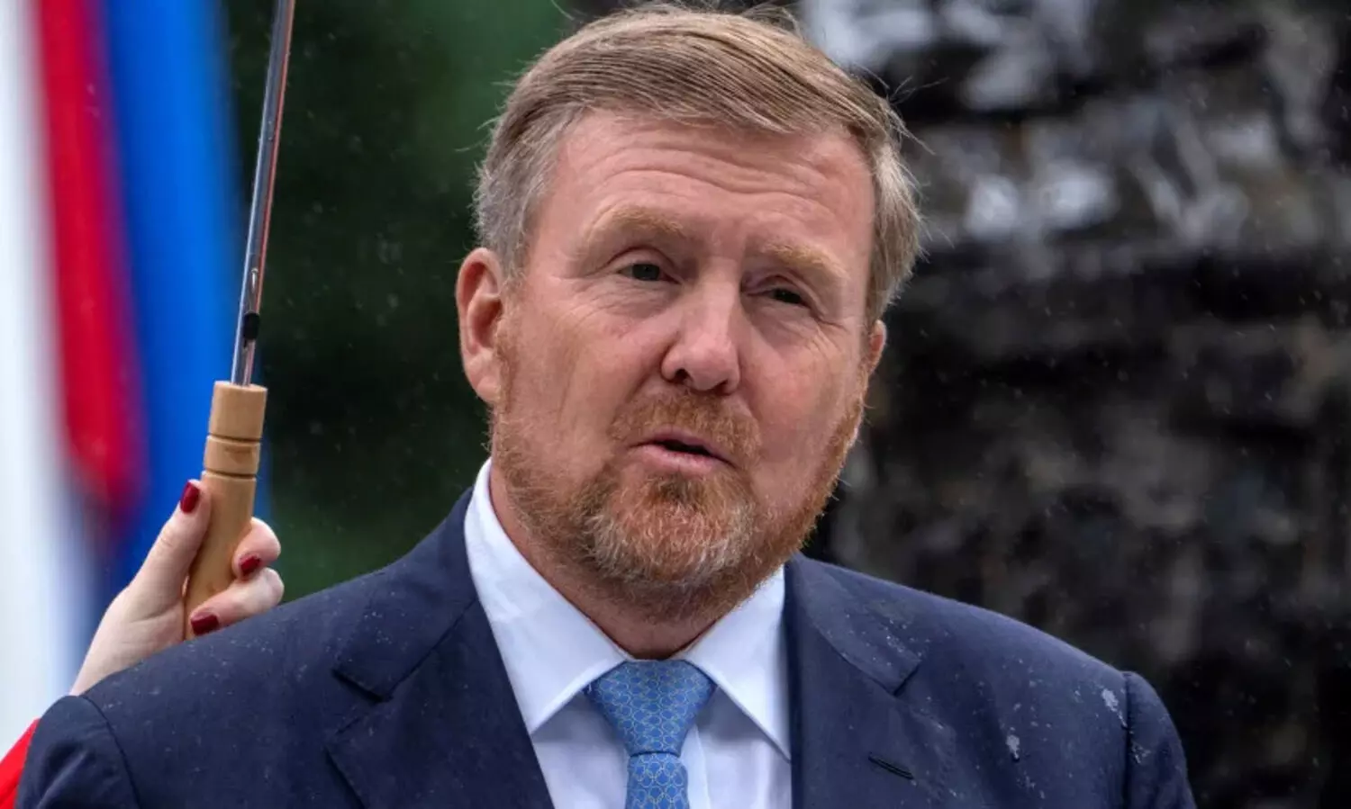 അ​ടി​മ​ത്ത​ത്തി​ൽ മാ​പ്പ് ചോ​ദി​ച്ച് ഡ​ച്ച് രാ​ജാ​വ്