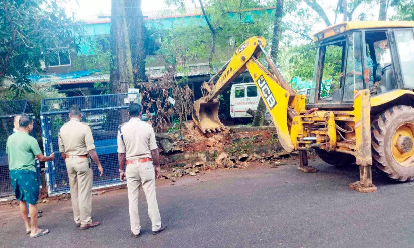 ബാരിക്കേഡിൽ താങ്ങി ക്രൈംബ്രാഞ്ച് ഓഫിസ് മതിൽ; പൊളിച്ചുനീക്കി പൊലീസ്