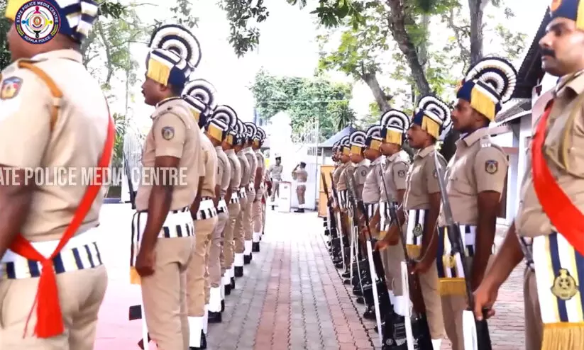 പൊലീസ് സേനക്ക് വീണ്ടും നാണക്കേട്, പുതിയ ഡി.ജി.പിക്കായുള്ള ഗാർഡ് ഓഫ് ഓണറും കുളമായി പൊലീസ് സേനക്ക് വീണ്ടും നാണക്കേട്, പുതിയ ഡി.ജി.പിക്കായുള്ള ഗാർഡ് ഓഫ് ഓണറും കുളമായി
