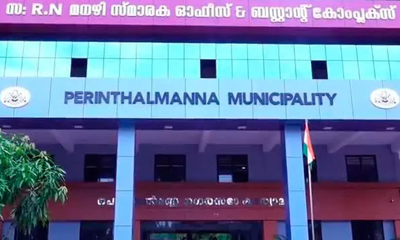 മാലിന്യം കത്തിച്ചതിന് നിർമാണക്കമ്പനിക്ക്  25,000 രൂപ പിഴയിട്ട് പെരിന്തൽമണ്ണ നഗരസഭ