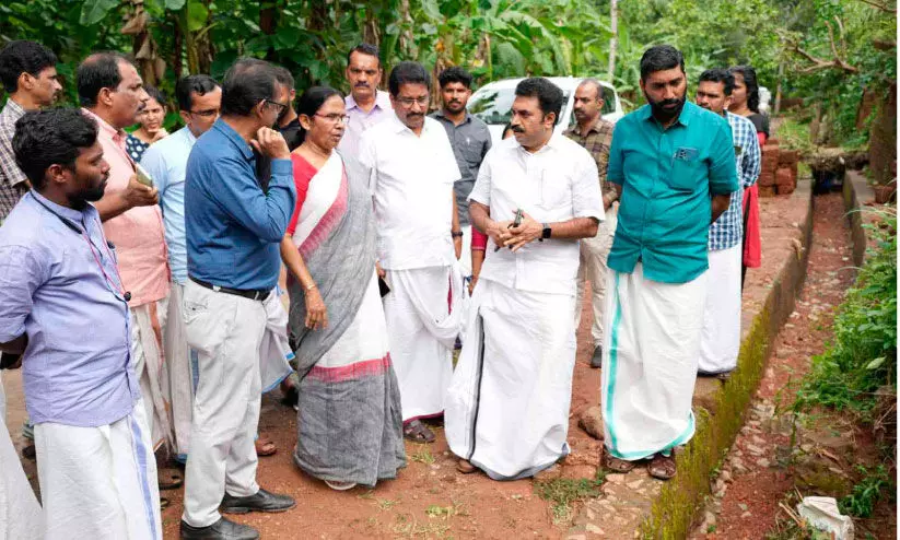 വെള്ളംകയറിയ സ്ഥലങ്ങള് സന്ദര്ശിച്ചു വെള്ളംകയറിയ സ്ഥലങ്ങള് സന്ദര്ശിച്ചു