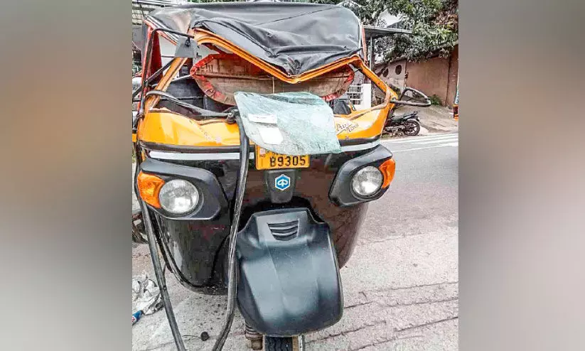 ഓട്ടോറിക്ഷയും ടിപ്പർ ലോറിയും കൂട്ടിയിടിച്ച് നാലുപേർക്ക് പരിക്ക്