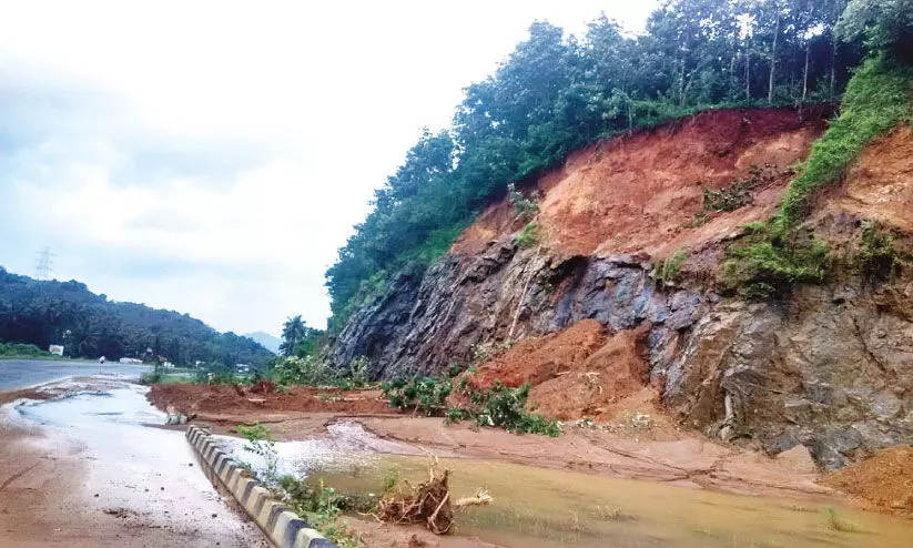 മണ്ണിടിച്ചിൽ ഭീഷണിയിൽ ദേശീയപാത മണ്ണിടിച്ചിൽ ഭീഷണിയിൽ ദേശീയപാത