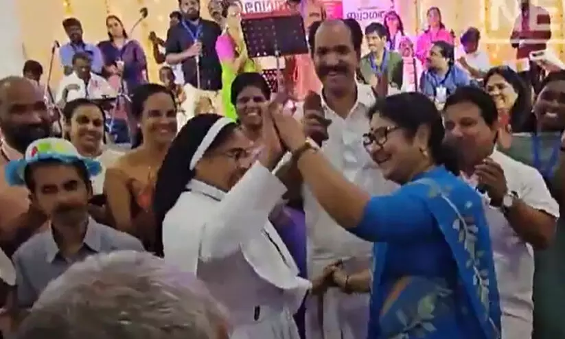 ‘പാലാ പള്ളി തിരുപ്പള്ളി... മാജിക് വോയ്സിന്റെ പാട്ടിന് നൃത്തംചെയ്ത് മന്ത്രി ബിന്ദു