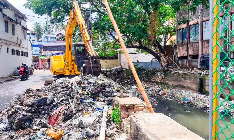 ഇഴഞ്ഞ് ആമയിഴഞ്ചാൻ തോട്ടിലെ മാലിന്യനീക്കം