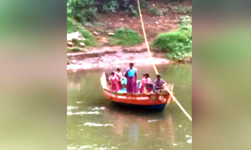 അച്ചന്കോവിലാറ്റില് ജലനിരപ്പ് ഉയര്ന്നു; പഠനം നഷ്ടപ്പെട്ട് ആവണിപ്പാറയിലെ കുട്ടികള് അച്ചന്കോവിലാറ്റില് ജലനിരപ്പ് ഉയര്ന്നു; പഠനം നഷ്ടപ്പെട്ട് ആവണിപ്പാറയിലെ കുട്ടികള്