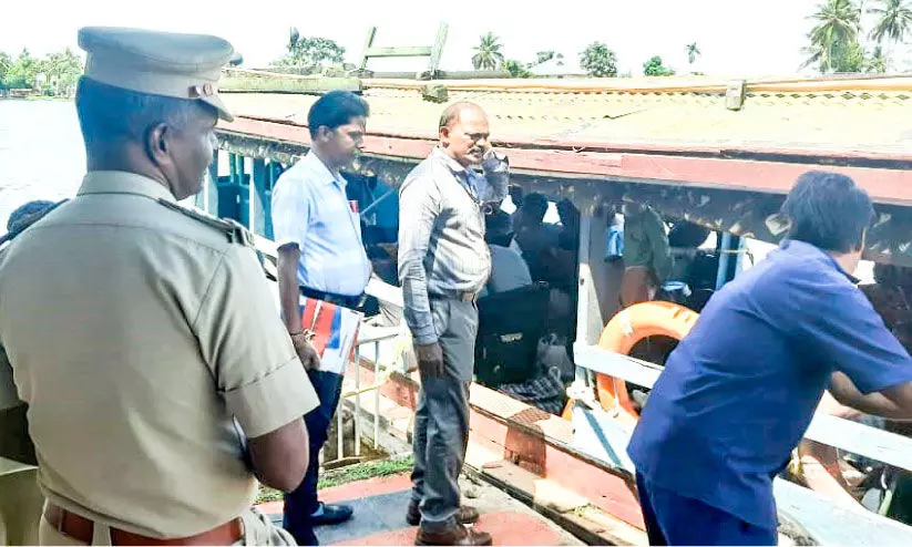 അനധികൃത സർവിസ്; ആ​ല​പ്പു​ഴയിൽ നാല് ഹൗസ്ബോട്ടുകൾ പിടിച്ചെടുത്തു