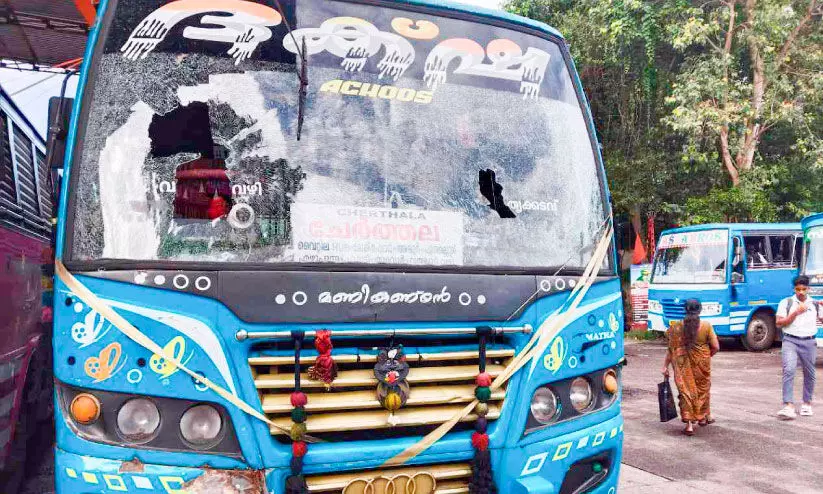 ബസ് തൊഴിലാളികളുടെ വാക് തർക്കം: ചേർത്തലയിൽ ആറ് സ്വകാര്യ ബസുകൾ തല്ലിത്തകര്ത്തു ബസ് തൊഴിലാളികളുടെ വാക് തർക്കം: ചേർത്തലയിൽ ആറ് സ്വകാര്യ ബസുകൾ തല്ലിത്തകര്ത്തു