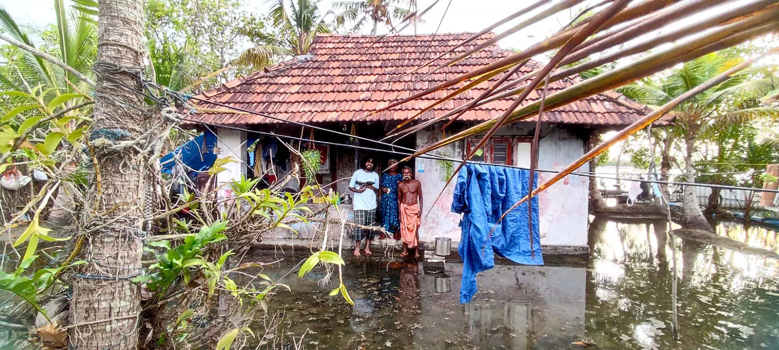 വാച്ചാക്കത്തറ നാരായണ​ന്റെ വീട്​ വെള്ളം കയറിയ നിലയിൽ