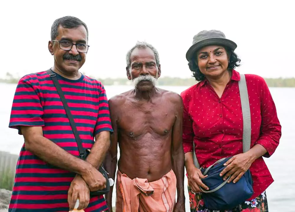 വാച്ചാക്കത്തറ നാരായണൺ ലേഖകൻ ജി. സാജനും ഡോക്യുമെന്ററി സംവിധായിക ബിന്ദു സാജനുമൊപ്പം