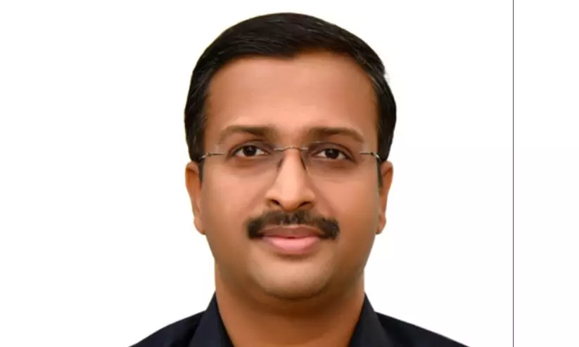 ബസിൽ യാത്രികൻ കുഴഞ്ഞുവീണു; രക്ഷകനായി സഹയാത്രികനായ ഡോക്ടർ ബസിൽ യാത്രികൻ കുഴഞ്ഞുവീണു; രക്ഷകനായി സഹയാത്രികനായ ഡോക്ടർ