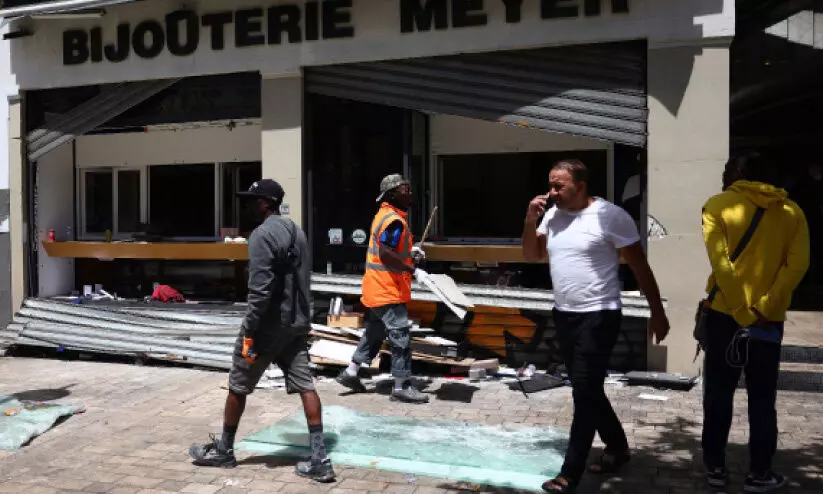 പ്രതിഷേധത്തീയിൽ ഫ്രാൻസ് പ്രതിഷേധത്തീയിൽ ഫ്രാൻസ്