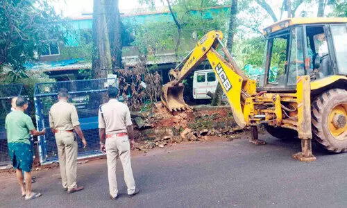 ബാരിക്കേഡിൽ താങ്ങി ക്രൈംബ്രാഞ്ച് ഓഫിസ് മതിൽ; പൊളിച്ചുനീക്കി പൊലീസ്