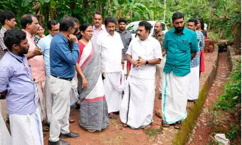 വെള്ളംകയറിയ സ്ഥലങ്ങള്‍ സന്ദര്‍ശിച്ചു