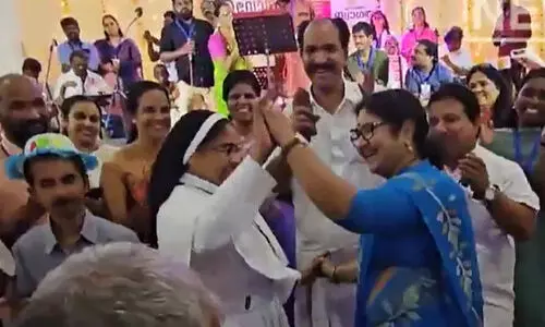 ‘പാലാ പള്ളി തിരുപ്പള്ളി... മാജിക് വോയ്സിന്റെ പാട്ടിന് നൃത്തംചെയ്ത് മന്ത്രി ബിന്ദു