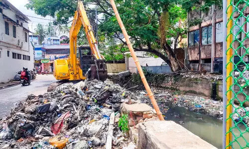 ഇഴഞ്ഞ് ആമയിഴഞ്ചാൻ തോട്ടിലെ മാലിന്യനീക്കം