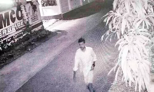 അർധരാത്രി വീടിന്‍റെ മുൻ വാതിൽ തകർത്ത്​​ സ്വർണവും പണവും കവർന്നു