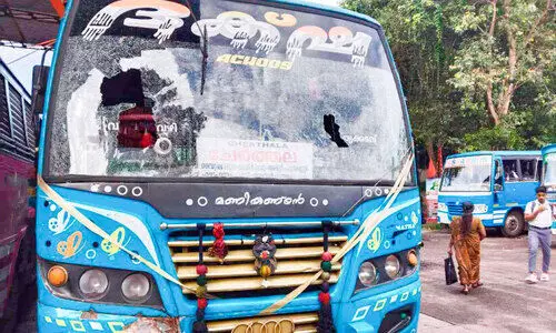 ബസ് തൊഴിലാളികളുടെ വാക് തർക്കം: ചേർത്തലയിൽ ആറ് സ്വകാര്യ ബസുകൾ തല്ലിത്തകര്‍ത്തു