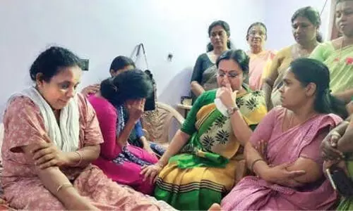 വടശ്ശേരിക്കോണത്ത് വിവാഹവീട്ടിലെ കൊലപാതകം: വനിതാ കമീഷന്‍ ചെയര്‍പേഴ്‌സണ്‍ സംഭവസ്ഥലം സന്ദര്‍ശിച്ചു