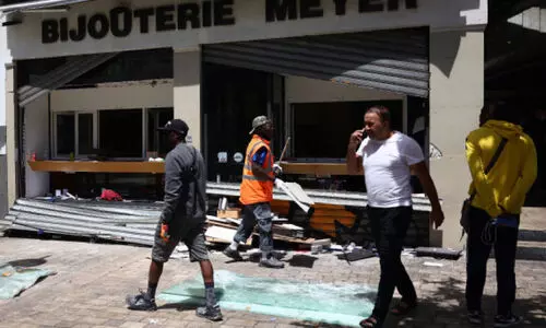 പ്ര​തി​ഷേ​ധ​ത്തീ​യി​ൽ ഫ്രാ​ൻ​സ്