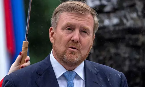 അ​ടി​മ​ത്ത​ത്തി​ൽ മാ​പ്പ് ചോ​ദി​ച്ച് ഡ​ച്ച് രാ​ജാ​വ്