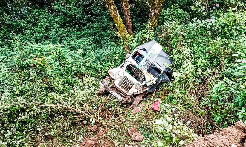 മൂ​ന്നാ​റി​ൽ ജീ​പ്പ്​ മ​റി​ഞ്ഞ്​ ദ​മ്പ​തി​ക​ൾ​ക്ക്​ പ​രി​ക്ക്​