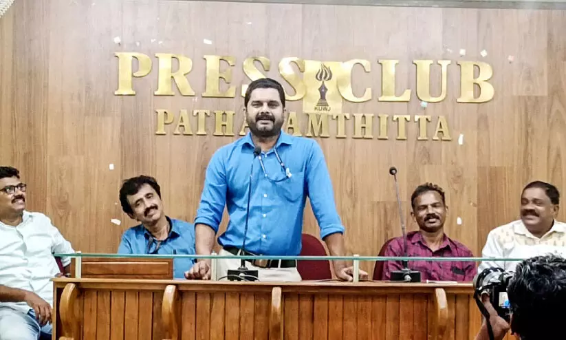 ഡോക്​ടേഴ്​സ്​ ദിനത്തിൽ ഡോ. ആശിഷിന്​ മാധ്യമപ്രവർത്തകരുടെ യാത്രയയപ്പ്