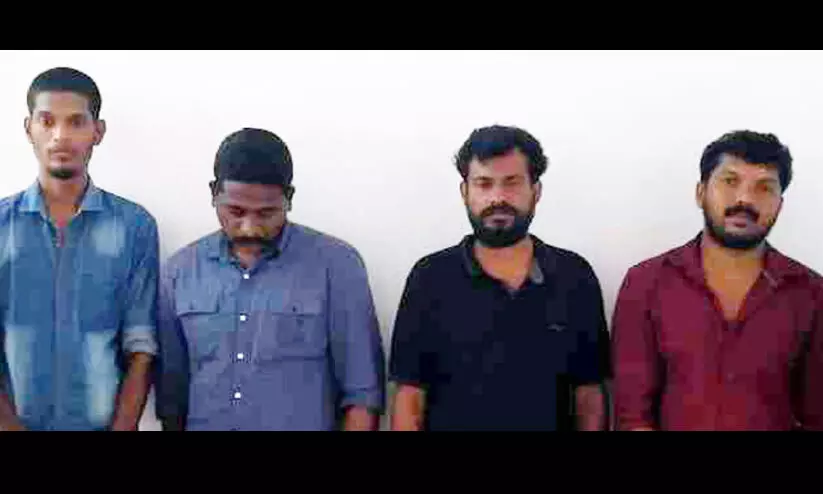 ആനക്കൊമ്പുമായി നാലുപേർ പിടിയിൽ ആനക്കൊമ്പുമായി നാലുപേർ പിടിയിൽ