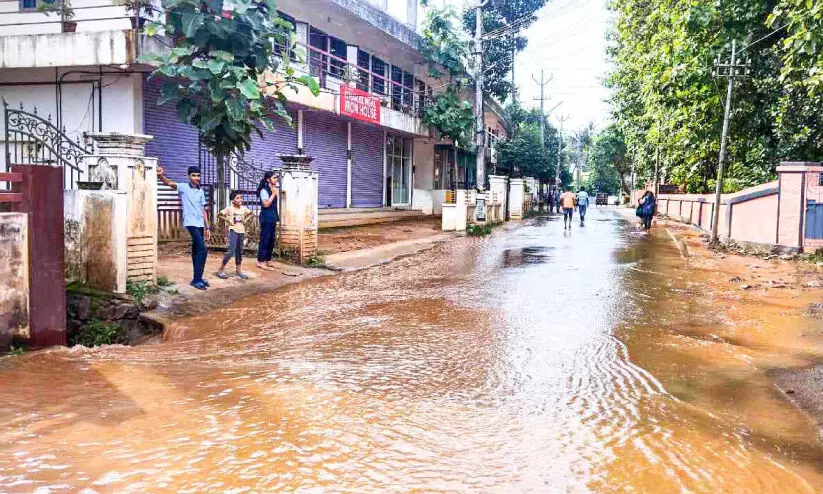 രണ്ടിടത്ത് കുടിവെള്ള പൈപ്പ്​ പൊട്ടി; മൂവാറ്റുപുഴയിൽ കുടിവെള്ള വിതരണം മുടങ്ങി