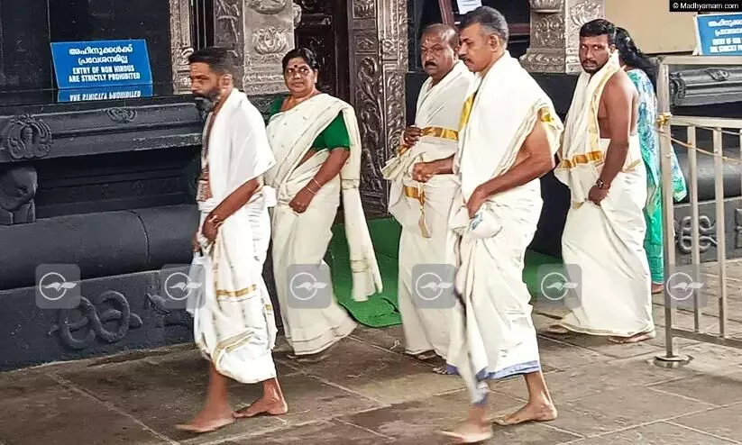 മന്ത്രി ജെ. ചിഞ്ചുറാണി ഗുരുവായൂർ ക്ഷേത്ര ദർശനം നടത്തി മന്ത്രി ജെ. ചിഞ്ചുറാണി ഗുരുവായൂർ ക്ഷേത്ര ദർശനം നടത്തി