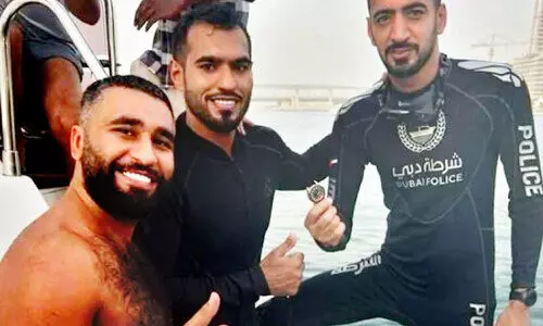 നഷ്ടപ്പെട്ട വാച്ച് മുങ്ങിയെടുത്ത് നൽകി ദുബൈ പൊലീസ് നഷ്ടപ്പെട്ട വാച്ച് മുങ്ങിയെടുത്ത് നൽകി ദുബൈ പൊലീസ്