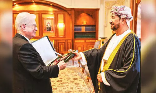 റഷ്യൻ ഉദ്യോഗസ്ഥന് സുൽത്താന്‍റെ ആദരവ്​ കൈമാറി