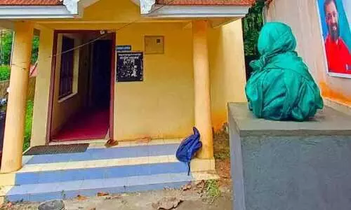 കൊ​ട്ടാ​ര​ക്ക​ര ശ്രീ​ധ​ര​ൻ നാ​യ​രു​ടെ പ്ര​തി​മ  താ​ലൂ​ക്ക് ലൈ​ബ്ര​റി അ​ങ്ക​ണ​ത്തി​ൽ സ്​​ഥാ​പി​ച്ചു