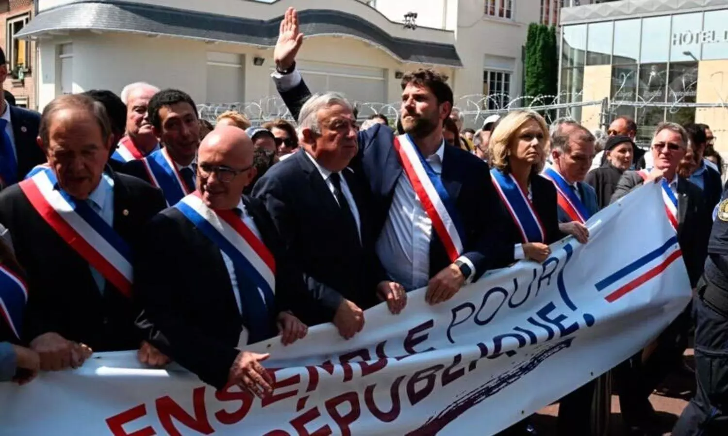 പാരീസിന് സമീപം എൽ ഹേ ലേ റോസസ് ടൗ​ൺ ഹാ​ളിന് പു​റ​ത്ത് നടത്തിയ റാലി