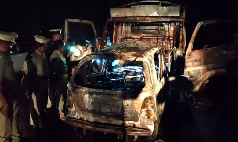 കാ​റും ലോ​റി​യും കൂ​ട്ടി​യി​ടി​ച്ചു; ക​ത്തി​യ കാ​റി​ൽ ഡ്രൈ​വ​ർ​ക്ക് ദാ​രു​ണാ​ന്ത്യം